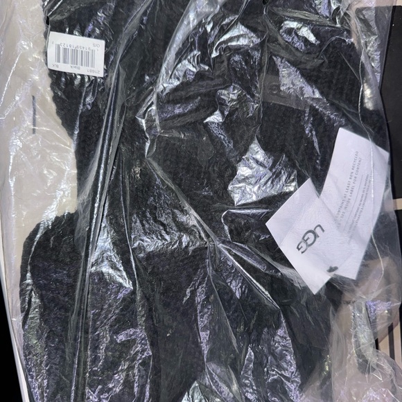 UGG Women’s Black Knit Diagonal Ribbed Scarf - Picture 3 of 3